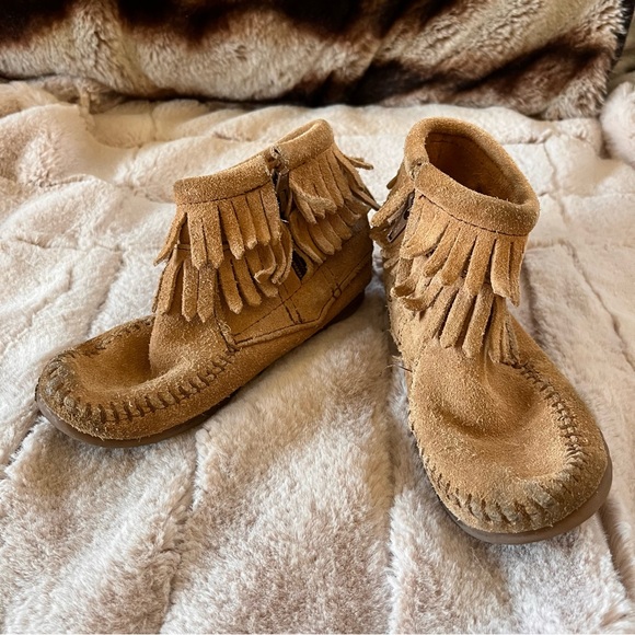 Other - Minnetonka Double Fringe Side Zip Boot - Size 11